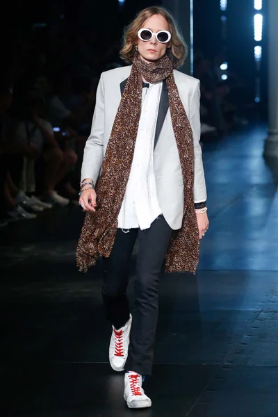 Look 18